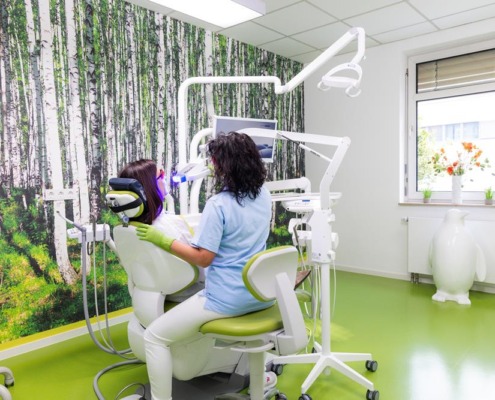 Patientin bei der Behandlung im Prophylaxezentrum