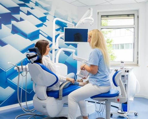 Patientin bei der Behandlung im Prophylaxezentrum